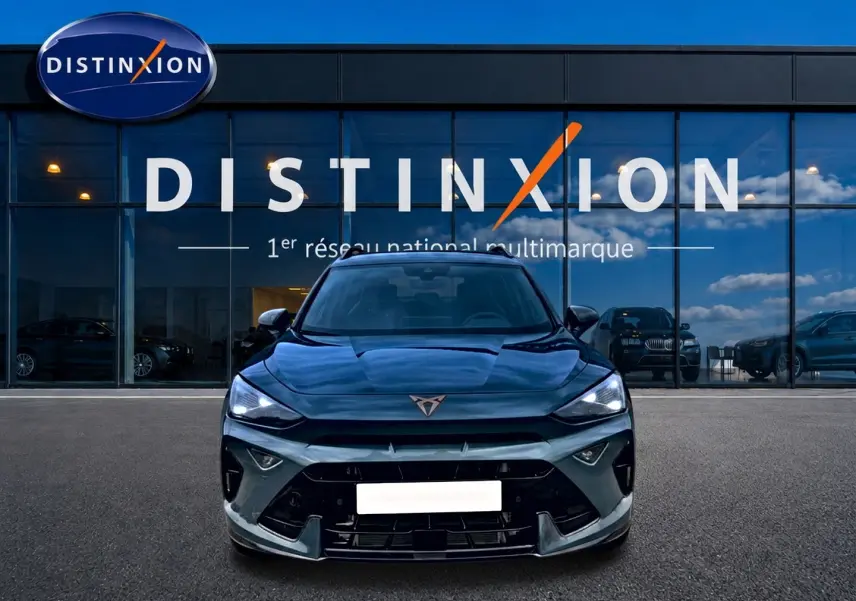 Vue frontale d'un CUPRA Formentor 1.5 etsi hybrid bleu fjord, avec calandre marquée et logo CUPRA visible.