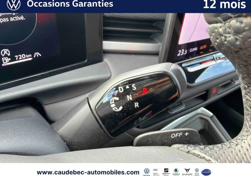 Le levier de vitesses DSG7 du Volkswagen T-Roc 2026 en gros plan, avec affichage digital des modes.