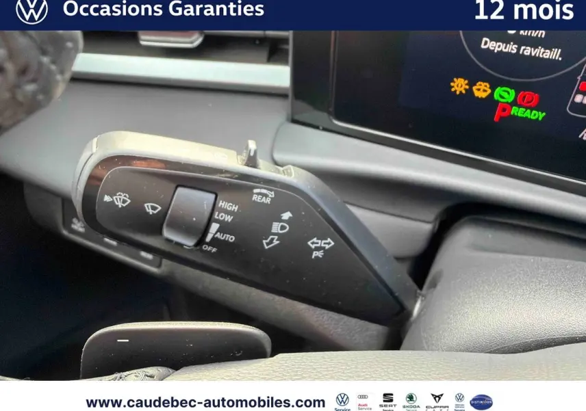 Détail du commodo de phares et essuie-glaces dans l’habitacle du Volkswagen T-Roc bleu 2026.