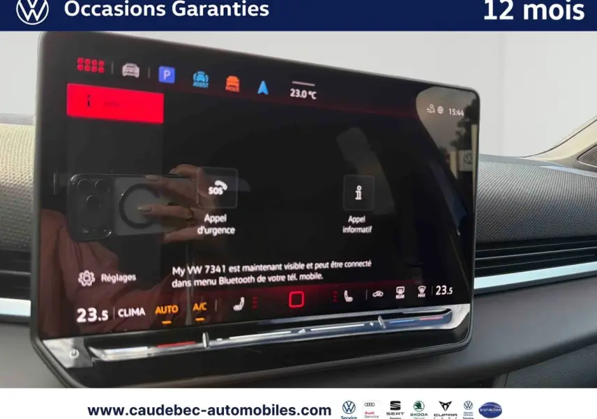 Écran tactile central du Volkswagen T-Roc 2026, affichage des réglages climatisation et appels d'urgence.