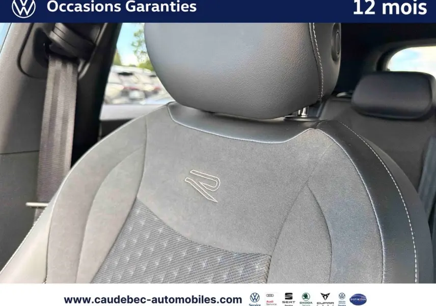 Gros plan sur le siège avant en cuir et alcantara avec logo R brodé, intérieur du Volkswagen T-Roc 2026.