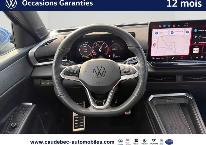 Vue intérieure centrée sur le volant multifonction cuir du Volkswagen T-Roc 2026 avec tableau de bord numérique et écran tactile.