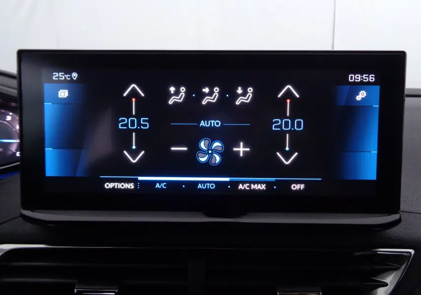 Écran tactile de la climatisation automatique du Peugeot 3008 gris Artense, affichant les réglages à 20,5 et 20°C.