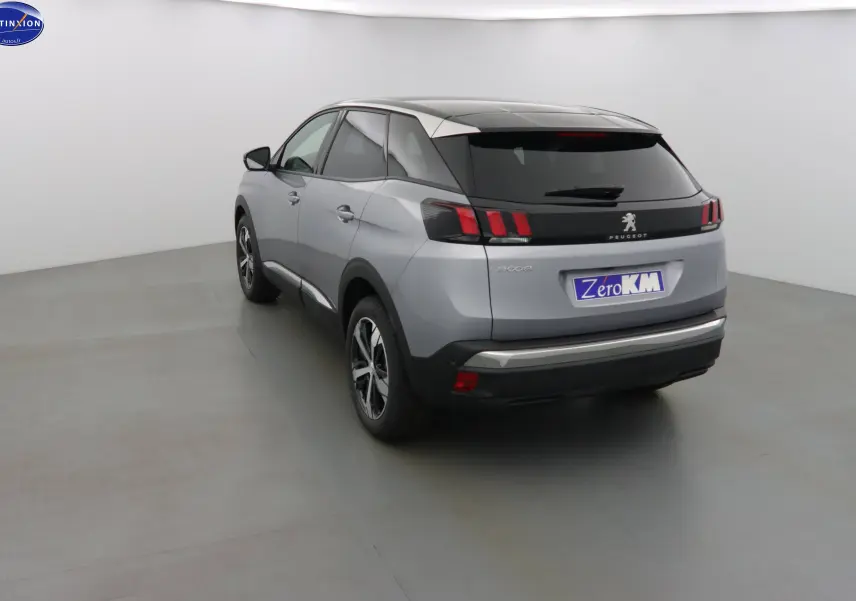 Vue 3/4 arrière droite du Peugeot 3008 gris Artense métal avec feux arrière à griffes rouges distinctifs.