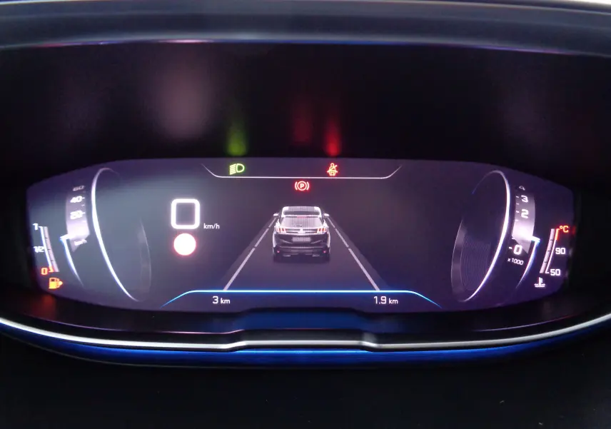 Affichage numérique du tableau de bord du Peugeot 3008 2023, montrant la vitesse à 0 km/h et l'alerte frein activée.