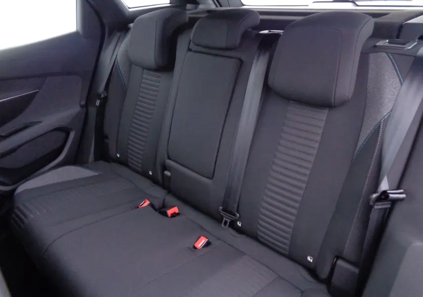 Vue intérieure de la banquette arrière noire du Peugeot 3008 2023 avec appuie-têtes et ceintures visibles.