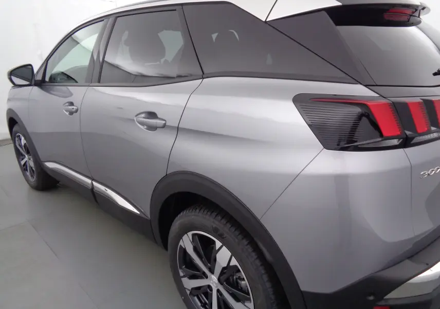 Vue 3/4 arrière droite du Peugeot 3008 gris Artense Metal avec feux arrière à griffes rouges et jantes bi-ton.
