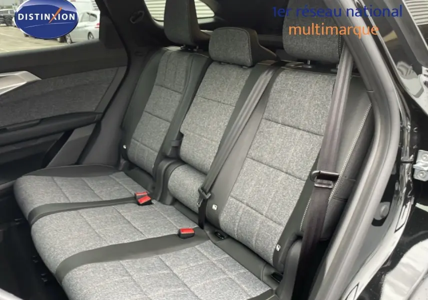 Vue intérieure sur la banquette arrière en tissu gris et cuir noir du Renault Espace 2025 noir étoile métal.