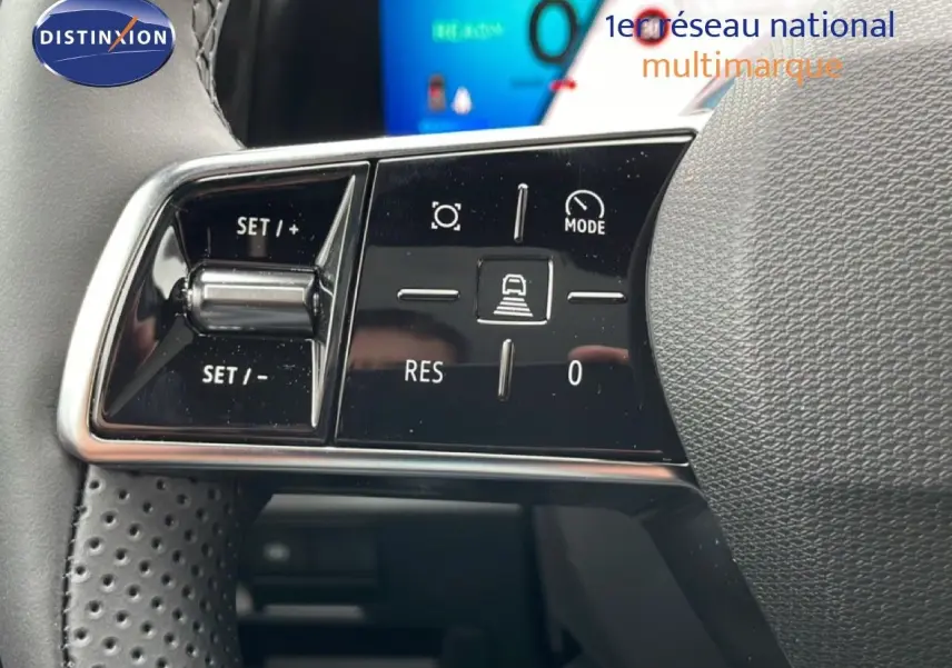 Gros plan sur les commandes au volant du Renault Espace 2025 en cuir noir, mettant en valeur les boutons de régulateur de vitesse.