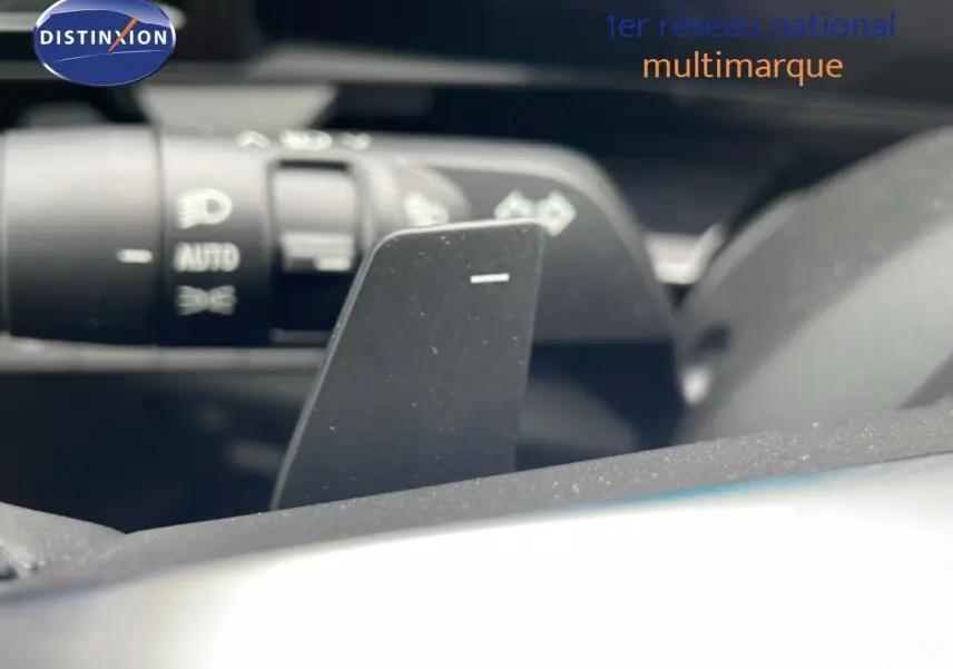 Gros plan sur la palette de changement de vitesses côté droit du volant d'un Renault Espace noir étoile métal 2025.