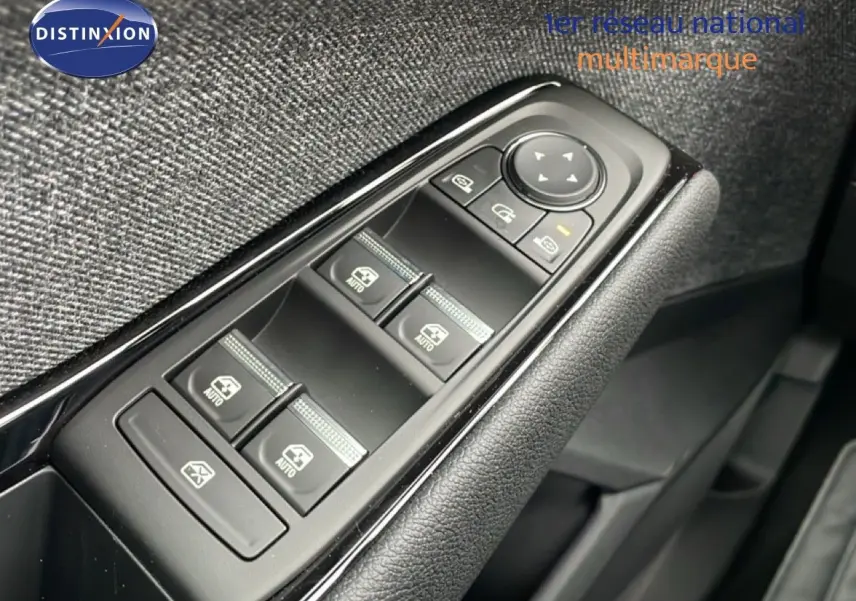 Gros plan sur les commandes des vitres électriques et rétroviseurs côté conducteur du Renault Espace noir étoile métal 2025.