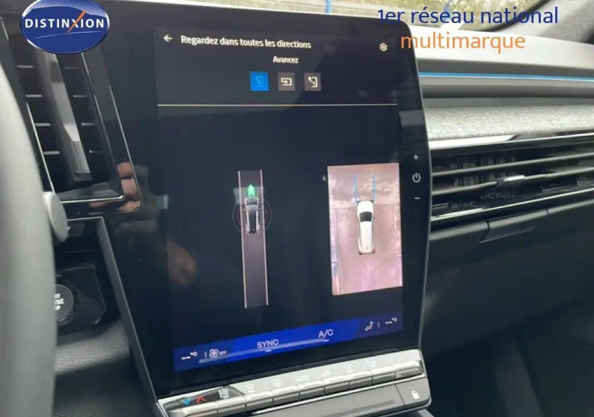 Vue rapprochée de l'écran tactile central affichant la caméra de recul dans un Renault Espace noir étoile métal 2025.