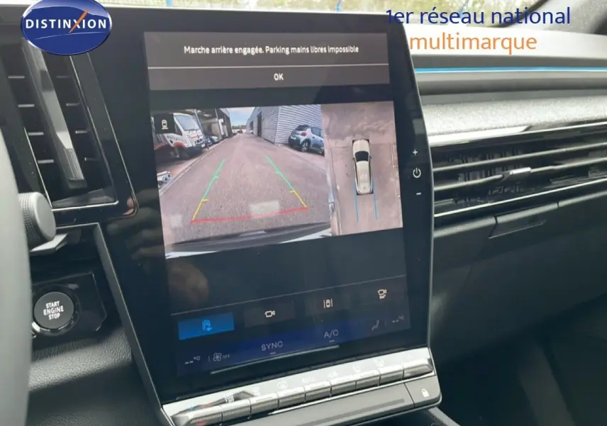 Écran central du Renault Espace 2025 noir étoile métal montrant la caméra de recul avec vue arrière et dessus du véhicule.