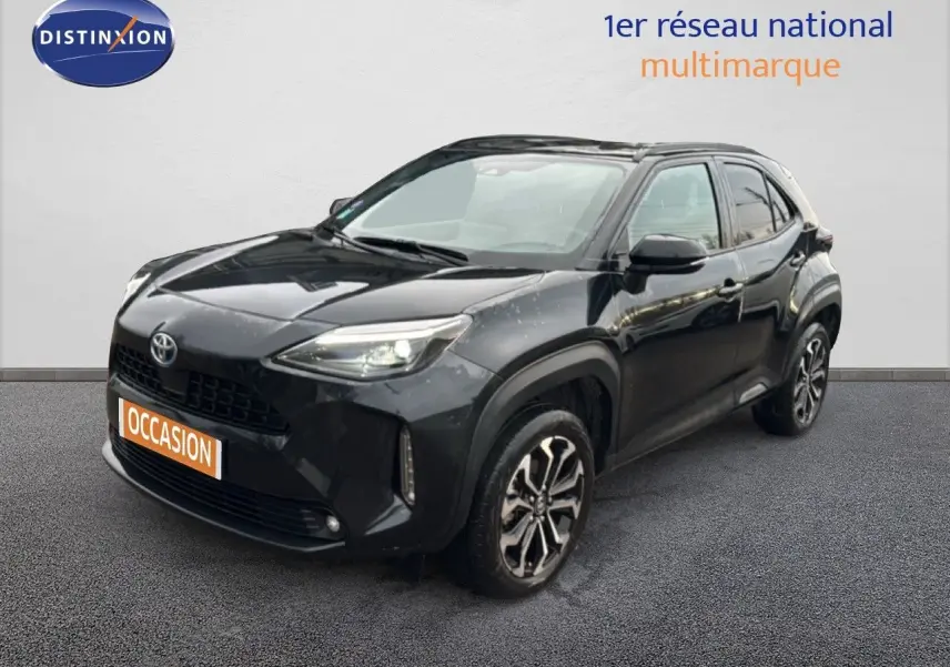 Toyota Yaris Cross noire vue en 3/4 avant droit, soulignant ses jantes bi-ton et son design compact moderne.