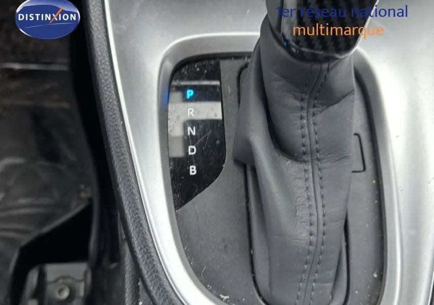 Le levier de vitesses automatique en cuir noir de la Toyota Yaris Cross 116h Design 2023, vue rapprochée intérieure.