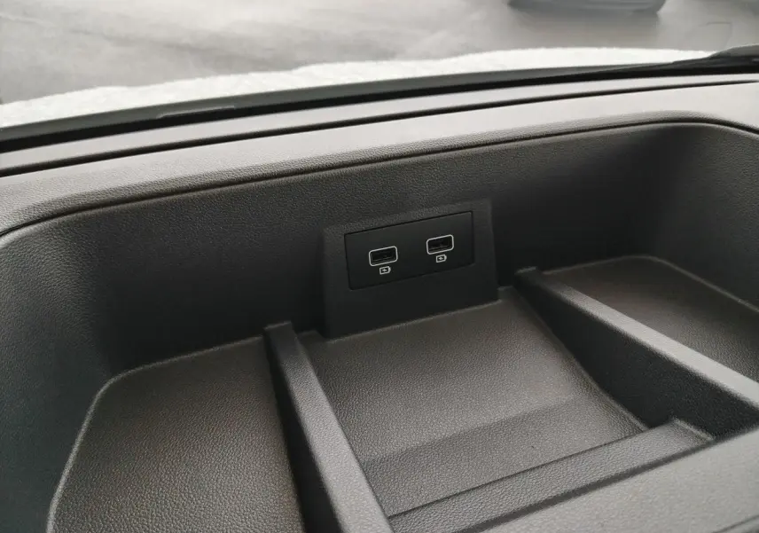 Gros plan sur la console centrale noire du Nissan Primastar 2025 avec deux ports USB visibles.
