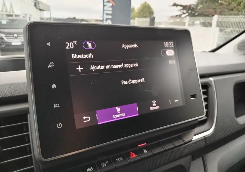 Écran tactile central affichant le menu Bluetooth dans l'habitacle du Nissan Primastar blanc, vue intérieure rapprochée.