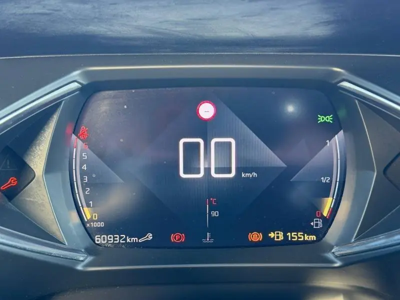 Tableau de bord numérique du DS3 Crossback 2020 affichant la vitesse à 0 km/h et divers voyants allumés.