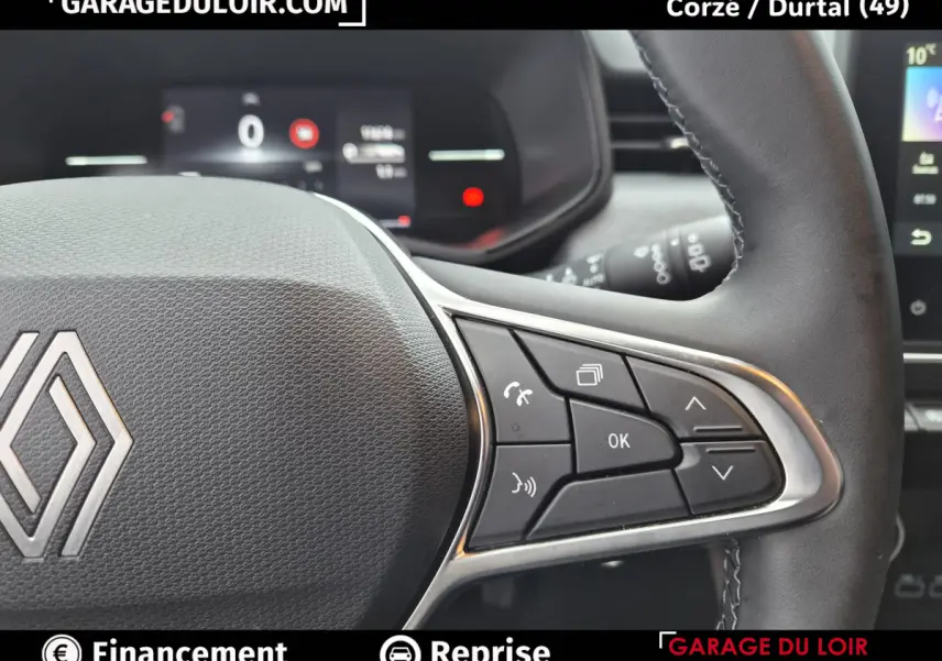 Gros plan sur le volant cuir synthétique gris foncé de la Renault Clio 2025 avec commandes multifonctions visibles.