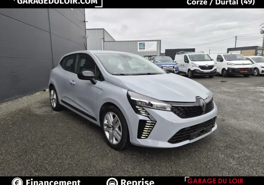 Renault Clio Evolution TCe 90 gris clair vue 3/4 avant avec feux LED et calandre noire brillante.