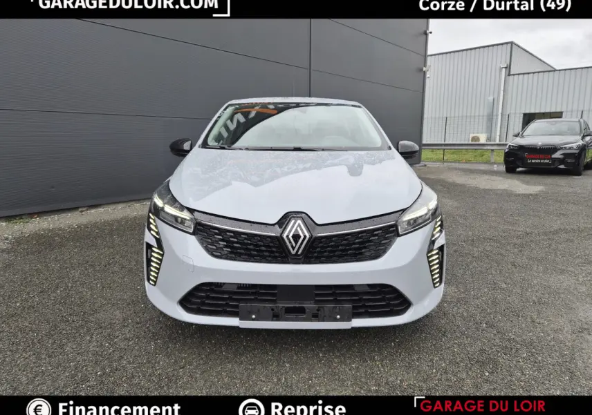 Vue avant d'une Renault Clio gris clair 2025 avec feux LED verticaux et calandre noire brillante.