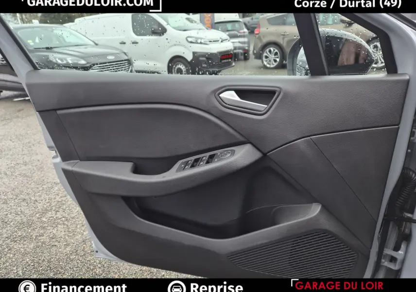 Vue intérieure de la porte avant gauche gris clair de la Renault Clio Evolution TCe 90 avec commandes électriques.