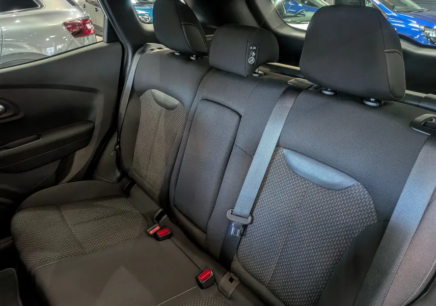 Vue intérieure sur la banquette arrière en tissu gris foncé du Renault Kadjar 2021, avec ceintures de sécurité visibles.