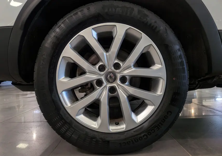 Gros plan sur la roue avant droite du Renault Kadjar blanc Glacier, mettant en valeur la jante alliage 17 pouces et le pneu Continental.