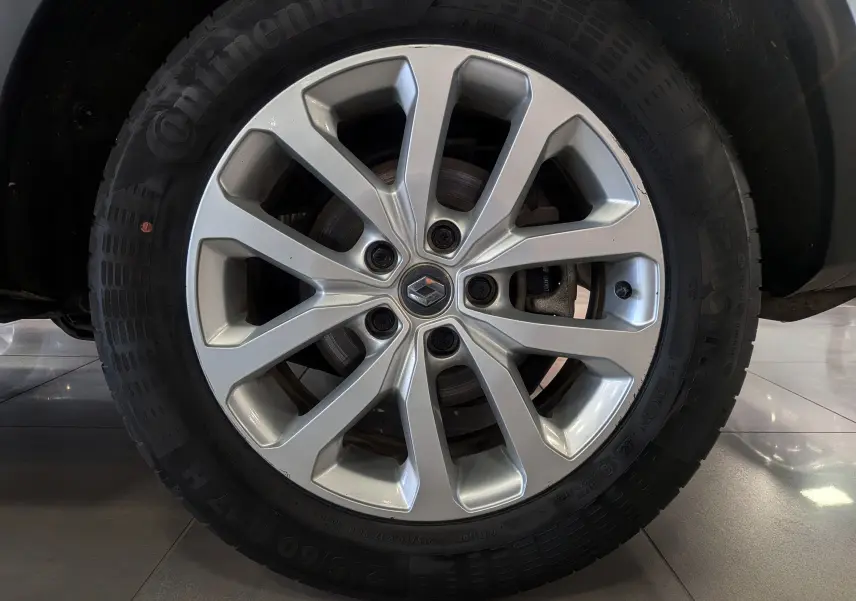 Gros plan sur la jante alliage argentée avec logo Renault au centre du Renault Kadjar Blanc Glacier 2021.