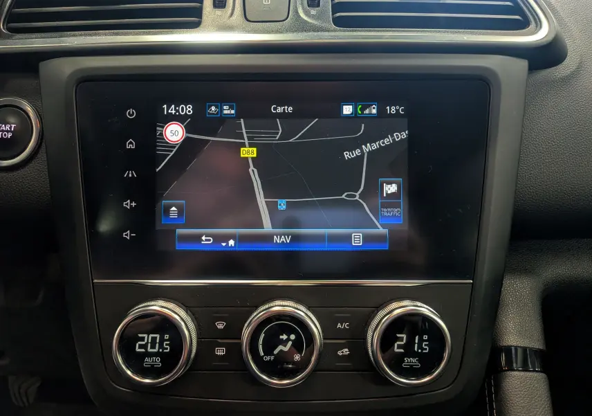 Vue rapprochée de l’écran tactile central et des commandes de climatisation du Renault Kadjar blanc glacier de 2021.