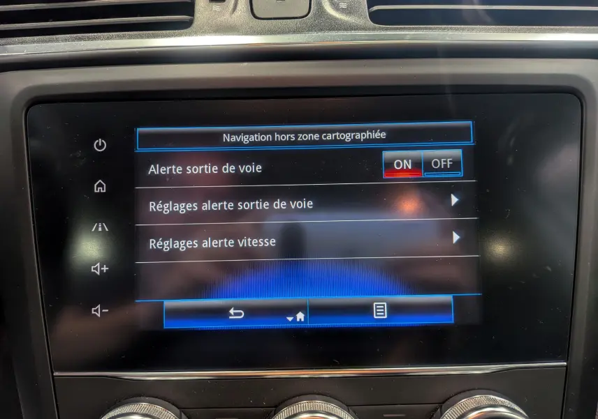 Écran tactile du système multimédia du Renault Kadjar blanc, affichant les réglages d'alerte sortie de voie activée.