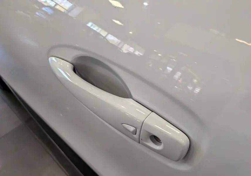 Poignée de porte blanche Glacier en gros plan sur le côté gauche du Renault Kadjar Blue dCi 115 Business 2021.
