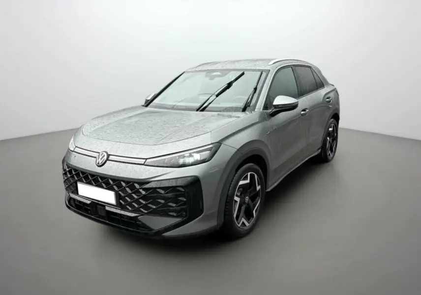 Volkswagen T-Roc ETSI 150 DSG7 R-Line gris loup, vue 3/4 avant droite sous pluie avec jantes alu noires.