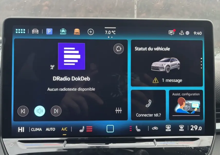 Écran tactile central du Volkswagen T-Roc gris loup 2026 affichant radio et statut véhicule.