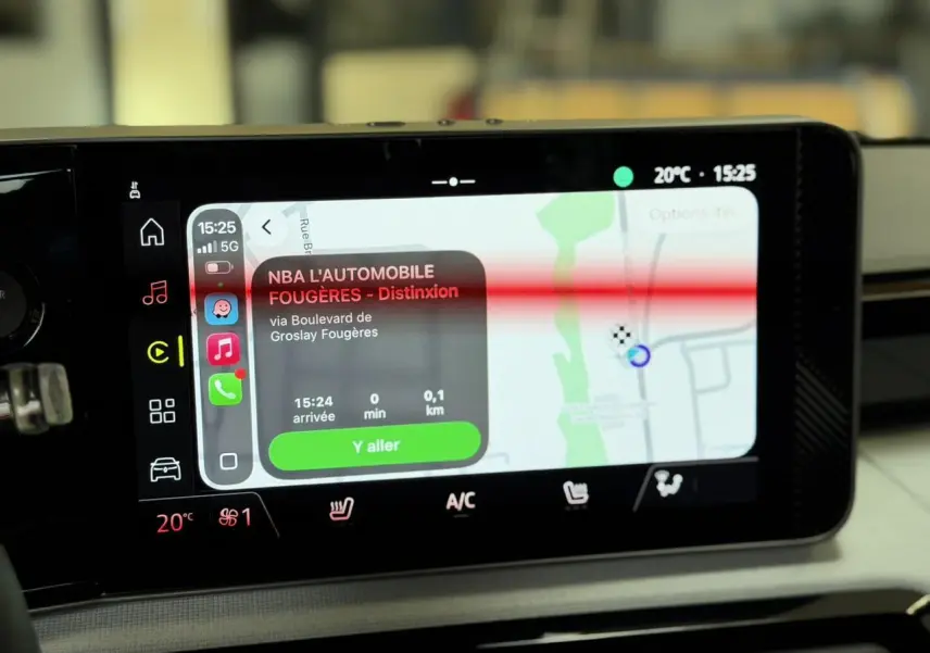 Écran tactile central du tableau de bord de la Renault R5 E-Tech noir, affichant la navigation et commandes climatisation.