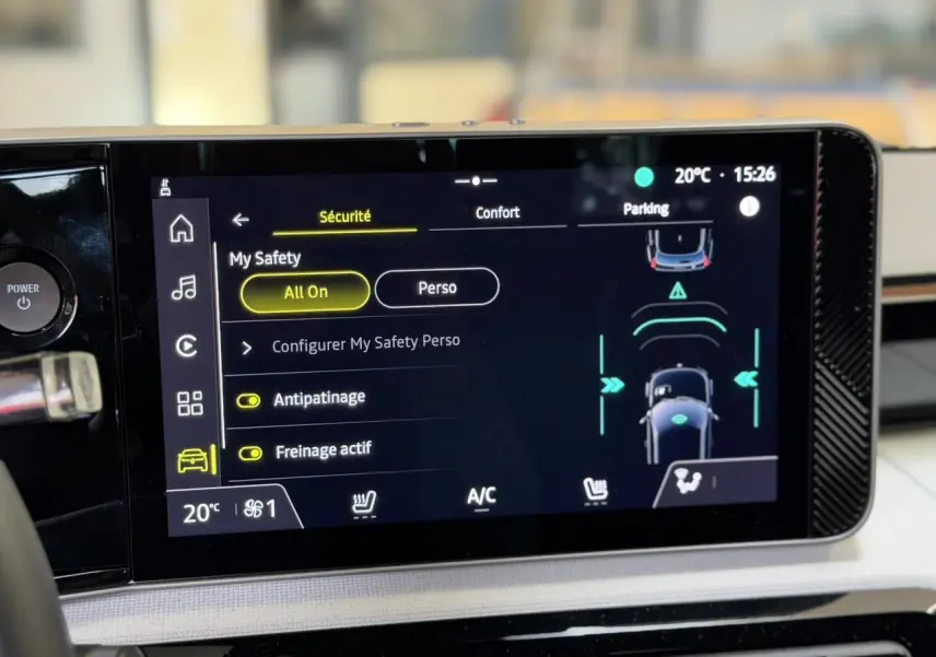 Écran tactile central de la Renault R5 E-Tech noire, affichant les réglages de sécurité et d’assistance à la conduite.