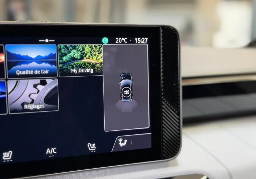 Écran tactile intérieur montrant l’interface multimédia avec vue du véhicule noir étoilé en haut vue.