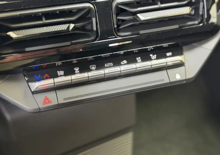 Détail de la console centrale avec commandes de climatisation et aérateurs du Renault R5 E-Tech Noir Étoilé.