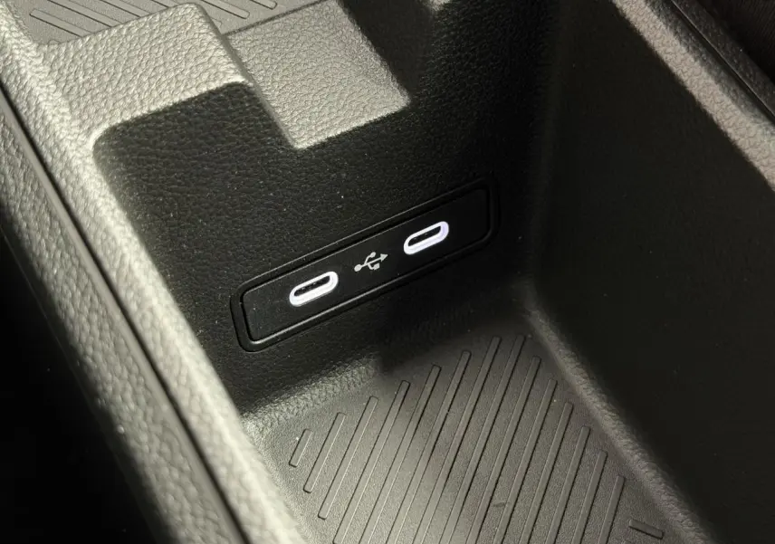 Gros plan sur la console centrale noire avec deux ports USB-C lumineux dans une Renault R5 E-Tech Electrique 2026.
