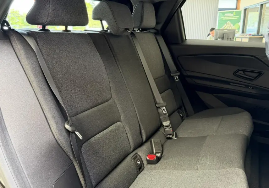 Vue latérale intérieure des sièges arrière gris foncé de la Renault R5 E-Tech Electrique 2026 avec ceinture de sécurité visible.