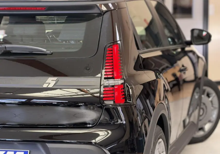 Vue arrière droite de la Renault R5 E-Tech électrique 2026 en Noir Étoilé avec feux arrière full LED et jantes acier 18 pouces.