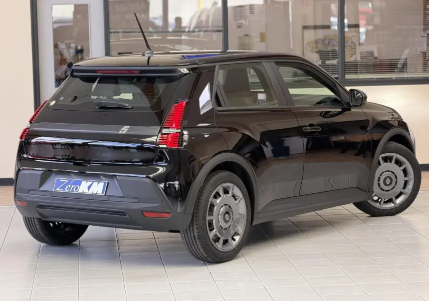 Vue 3/4 arrière droite d'une Renault R5 E-Tech électrique noire étoile avec feux arrière full LED et jantes acier 18 pouces.