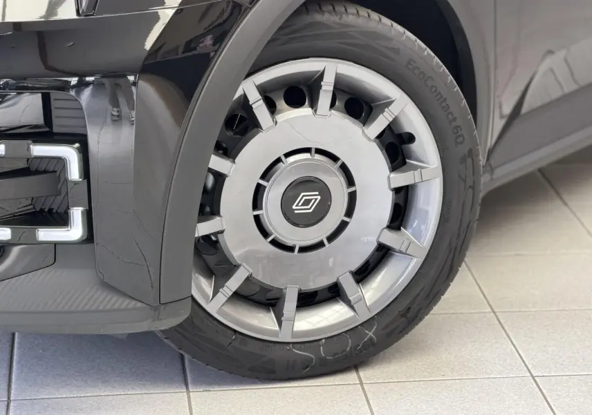 Gros plan sur la roue avant droite de la Renault R5 E-Tech électrique 2026 en Noir Étoilé avec jante acier 18 pouces.