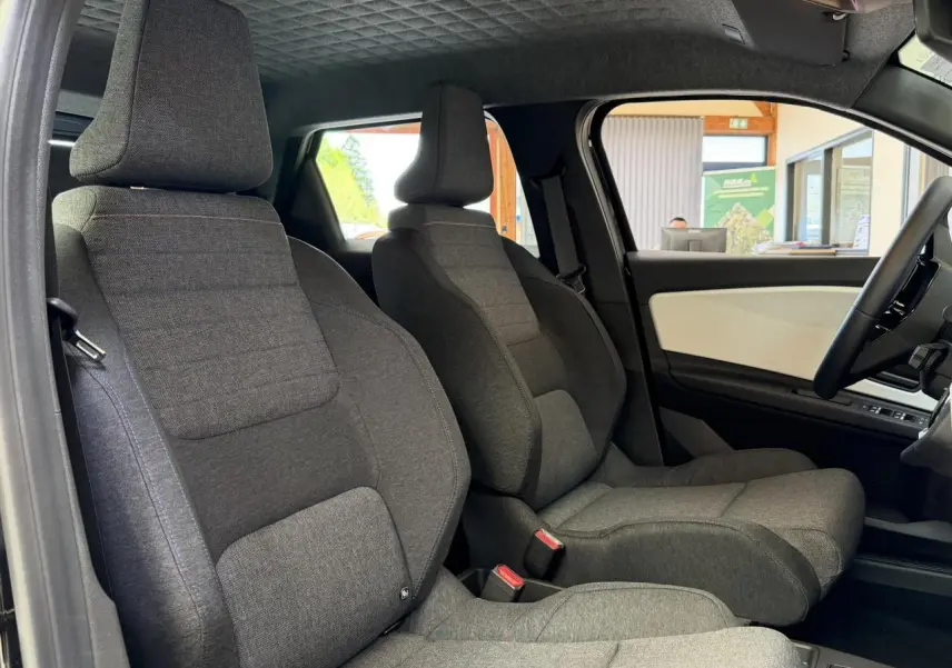 Vue intérieure côté gauche montrant les sièges avant gris foncé de la Renault R5 E-Tech Electrique 2026.