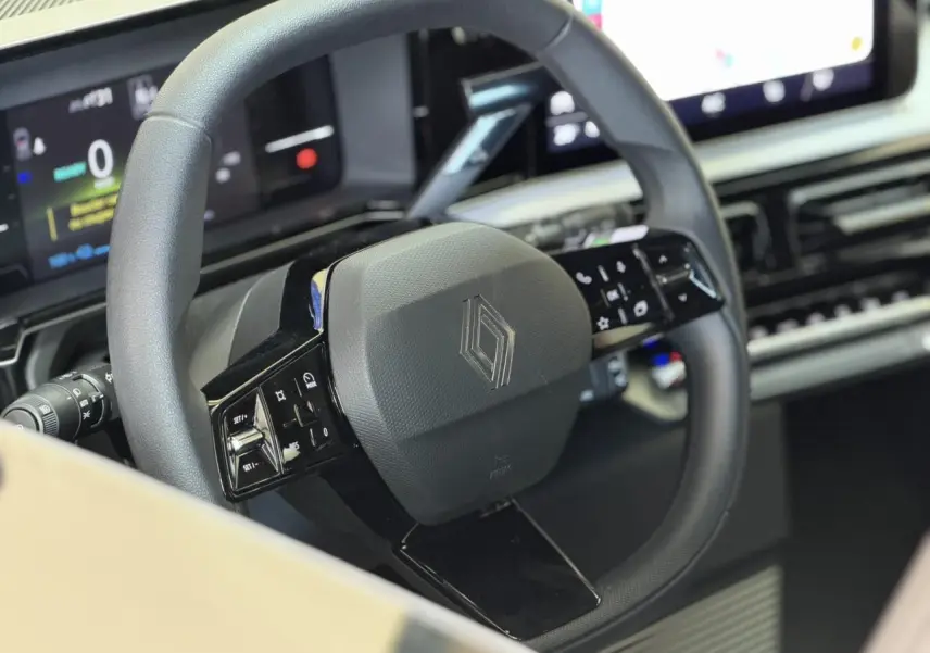 Vue rapprochée du volant multifonction noir grainé de la Renault R5 E-Tech 2026 avec tableau de bord numérique.