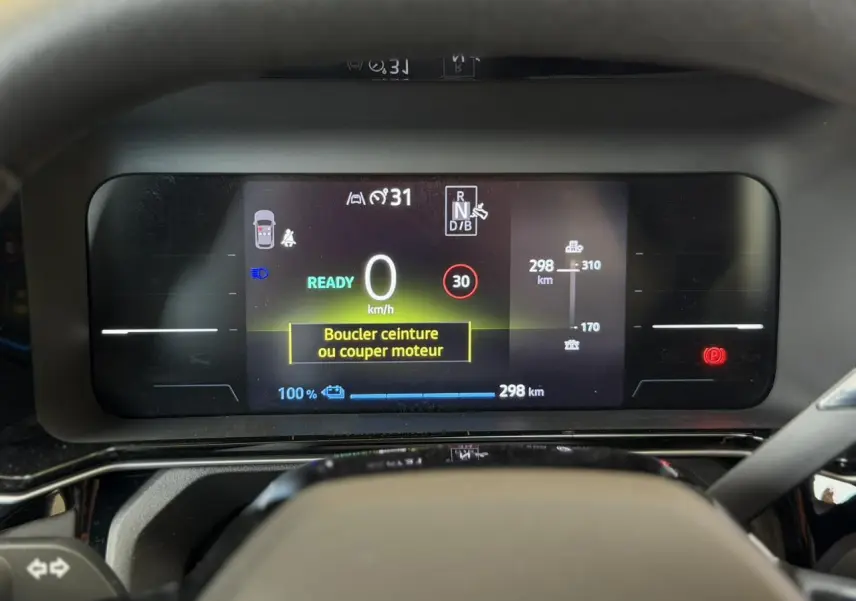Vue rapprochée du tableau de bord numérique de la Renault R5 E-Tech 2026, affichage digital en couleurs.