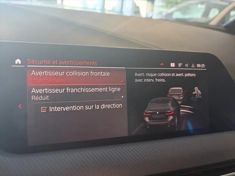 Écran intérieur de la BMW Série 1 noir métal 2020 montrant les alertes de sécurité et assistance à la conduite.