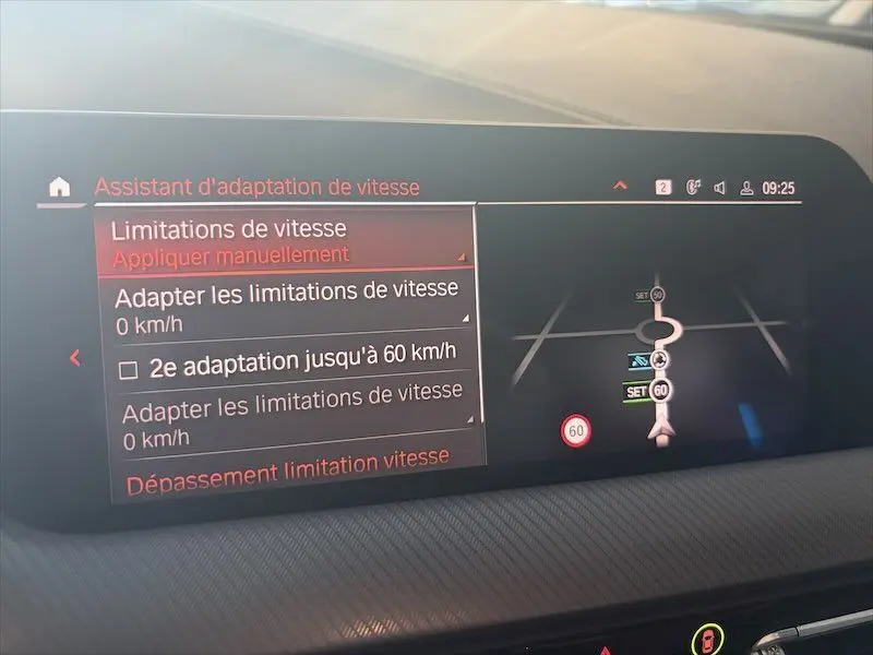 Écran central intérieur de BMW Série 1 2020 montrant l'assistant d'adaptation de vitesse avec carte de navigation.