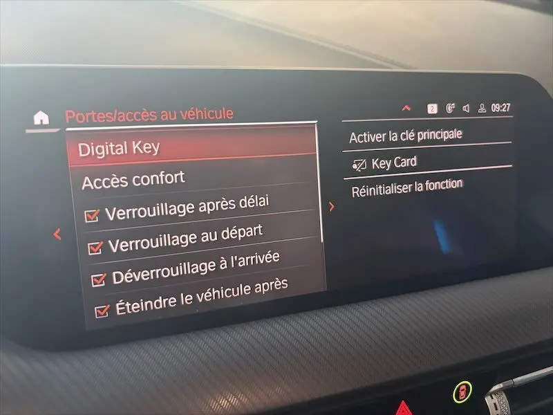 Écran central de la BMW Série 1 2020 affichant les options de verrouillage et clé digitale, intérieur noir.