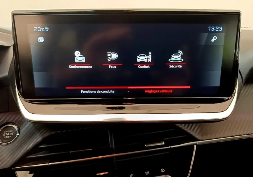 Écran tactile central de 10 pouces affichant les réglages véhicule dans l’habitacle d’une Peugeot 208 blanche.